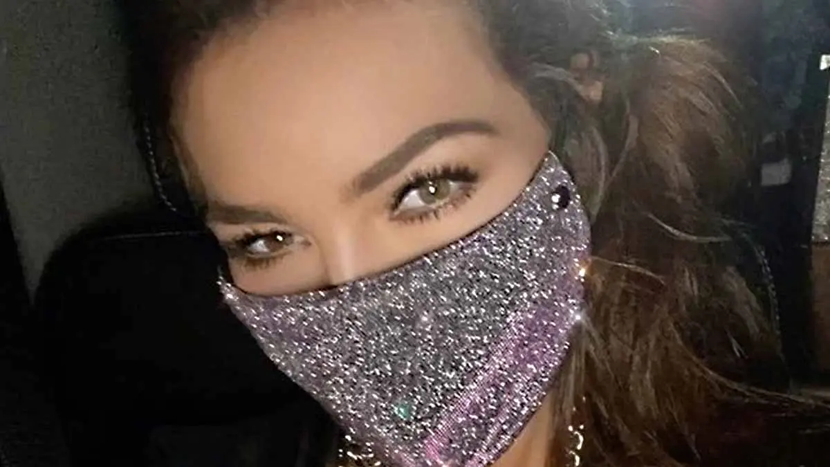 Thalía luce brillante y lujoso cubrebocas con causa