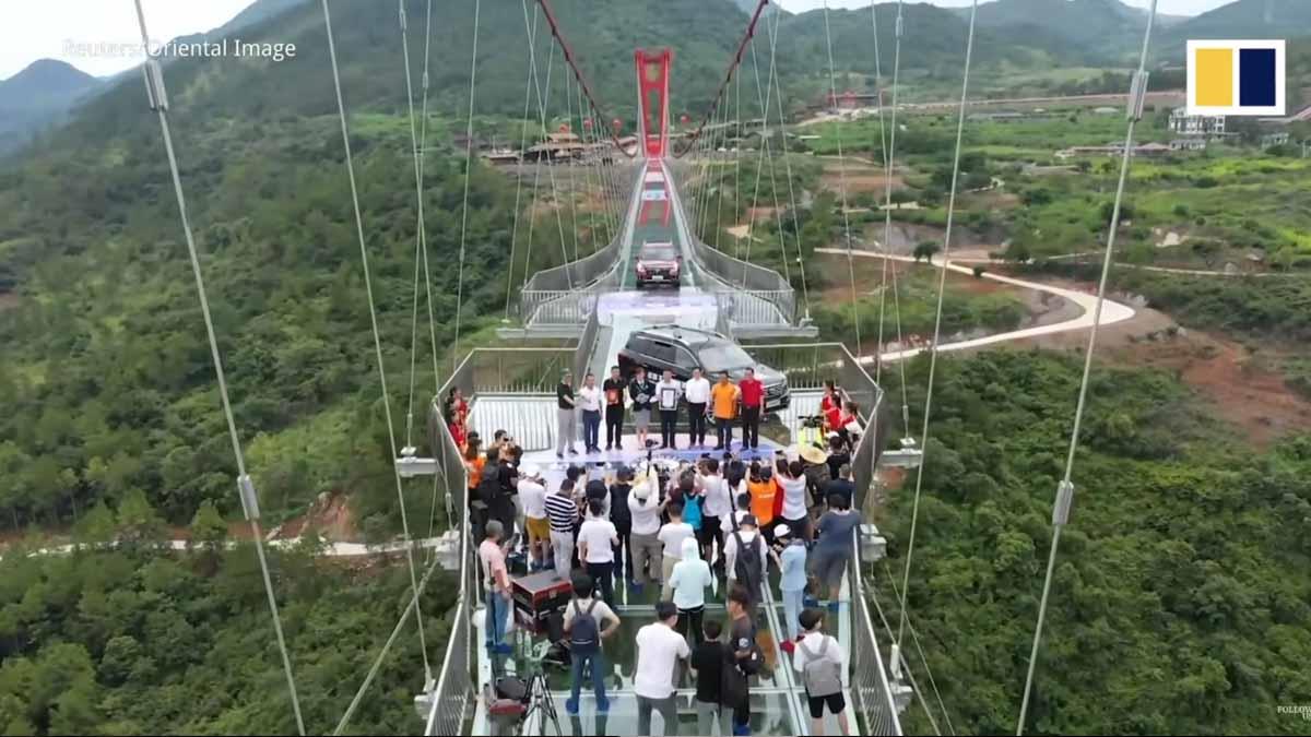 China inaugura el puente de cristal más largo del mundo