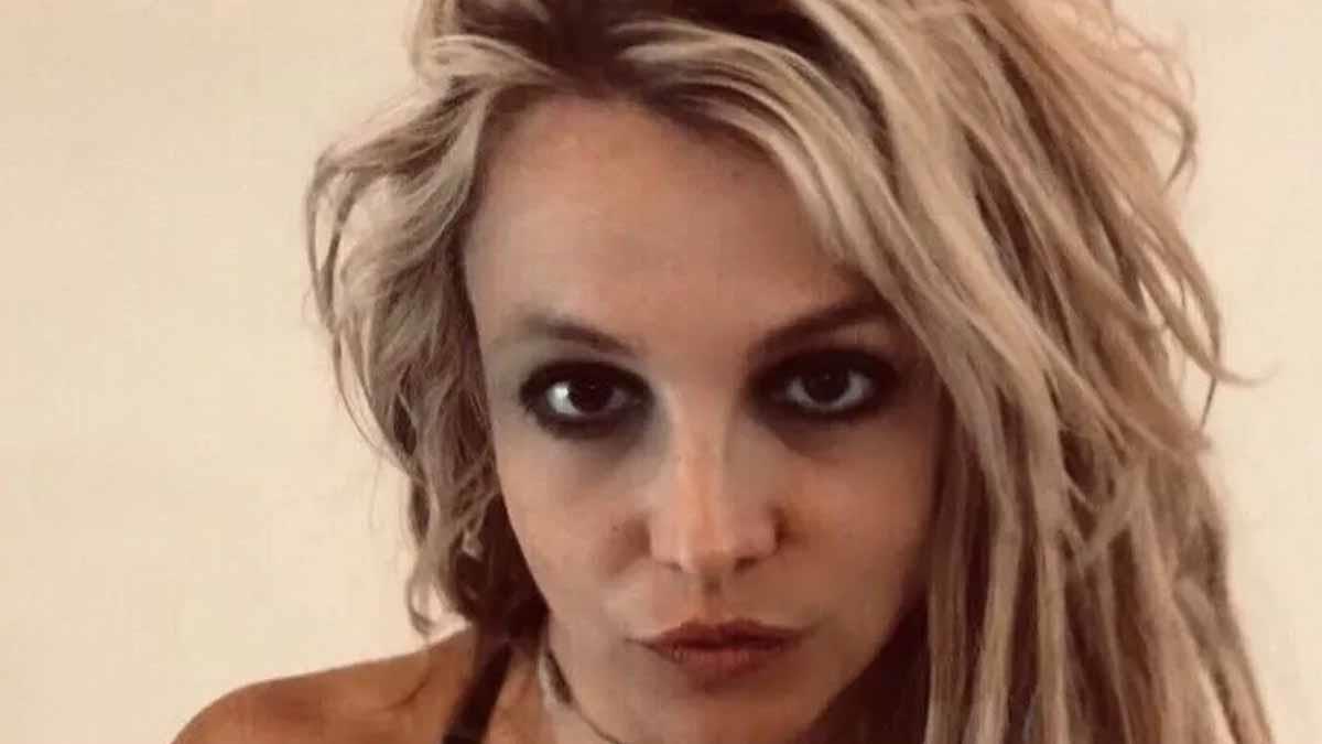 Britney Spears presume tatuajes de henna en todo su cuerpo