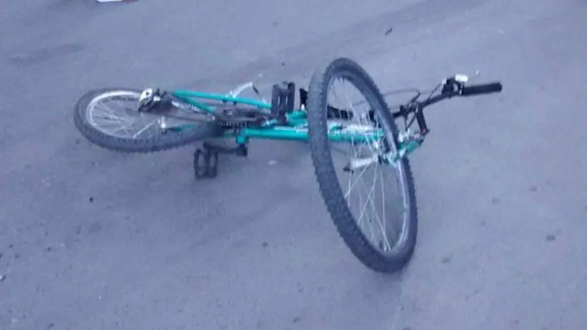 Sale ciclista fracturado