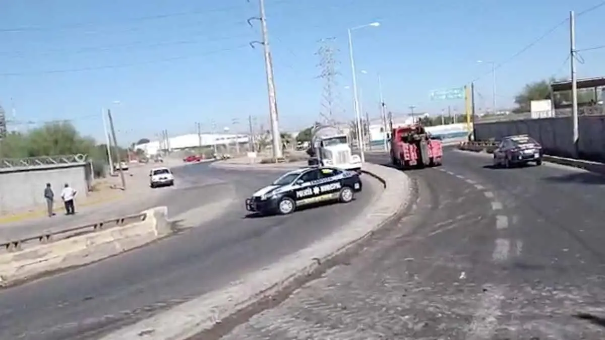 Se vuelca camión de concreto en el puente de la 300