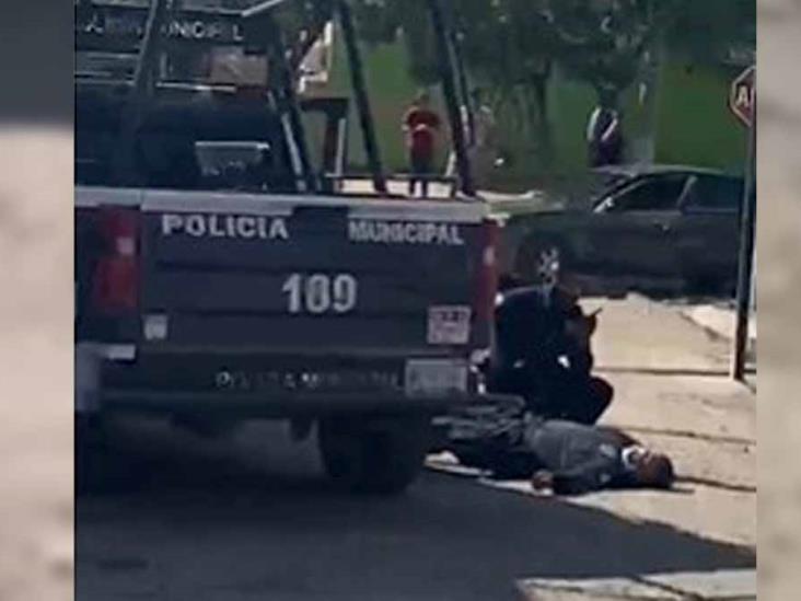 Policía repele agresión para proteger a su compañero herido Policía repele agresión para proteger a su compañero herido