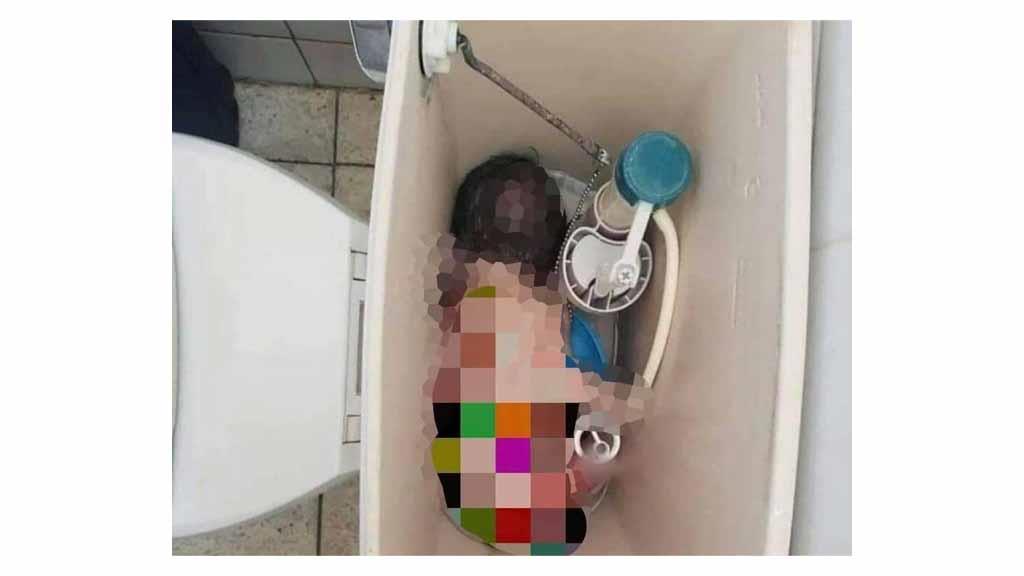 Abandonan a bebé, en el interior del depósito del baño en un supermercado