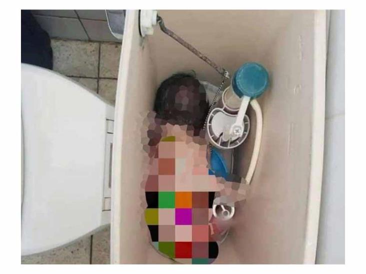 Abandonan a bebé, en el interior del depósito del baño en un supermercado Abandonan a bebé, en el interior del depósito del baño en un supermercado