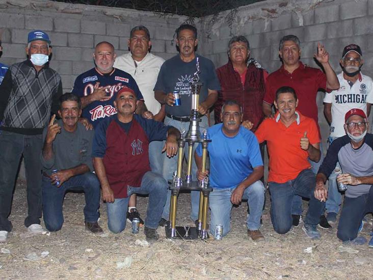 Festeja Yoris su título Festeja Yoris su título