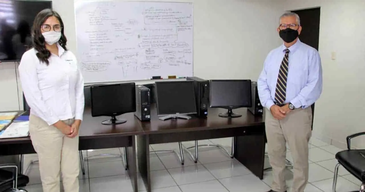 Donan computadoras a UES para apoyar a los indígenas
