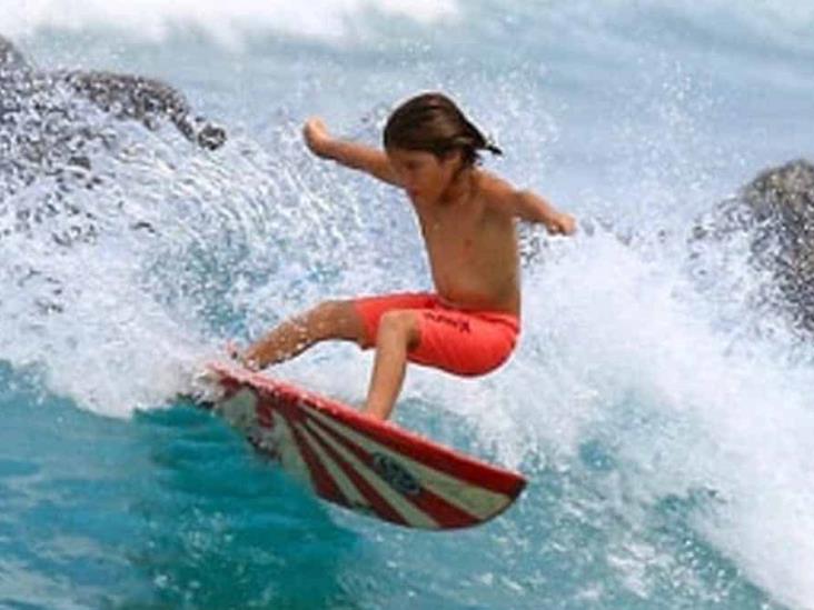 El es el surfista más joven de México El es el surfista más joven de México