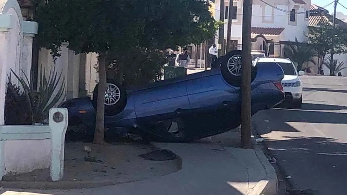 Vuelca vehículo por exceso de velocidad