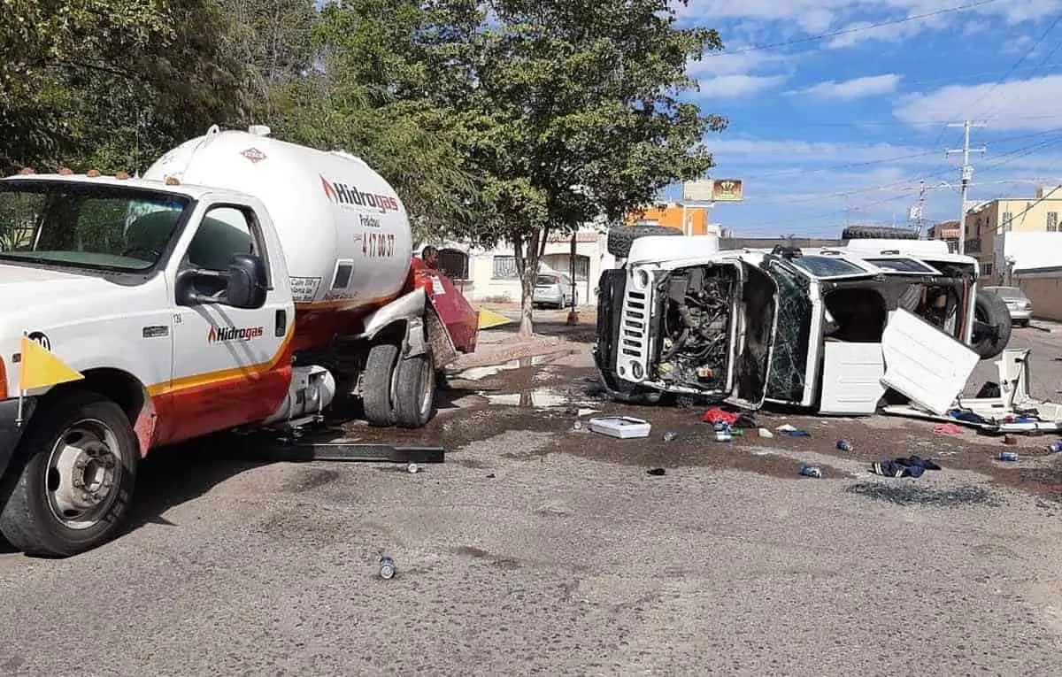 Choca vehículo contra pipa que transportaba gas 