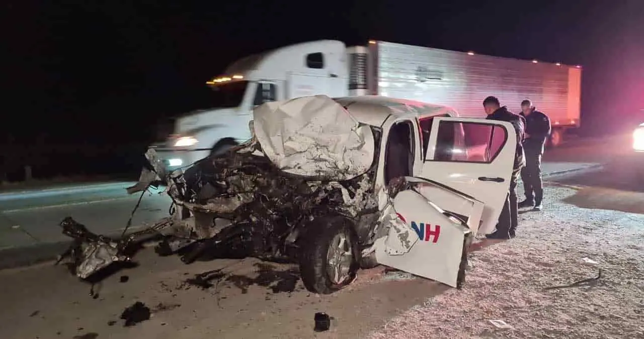 Choca carro contra caja de un tráiler