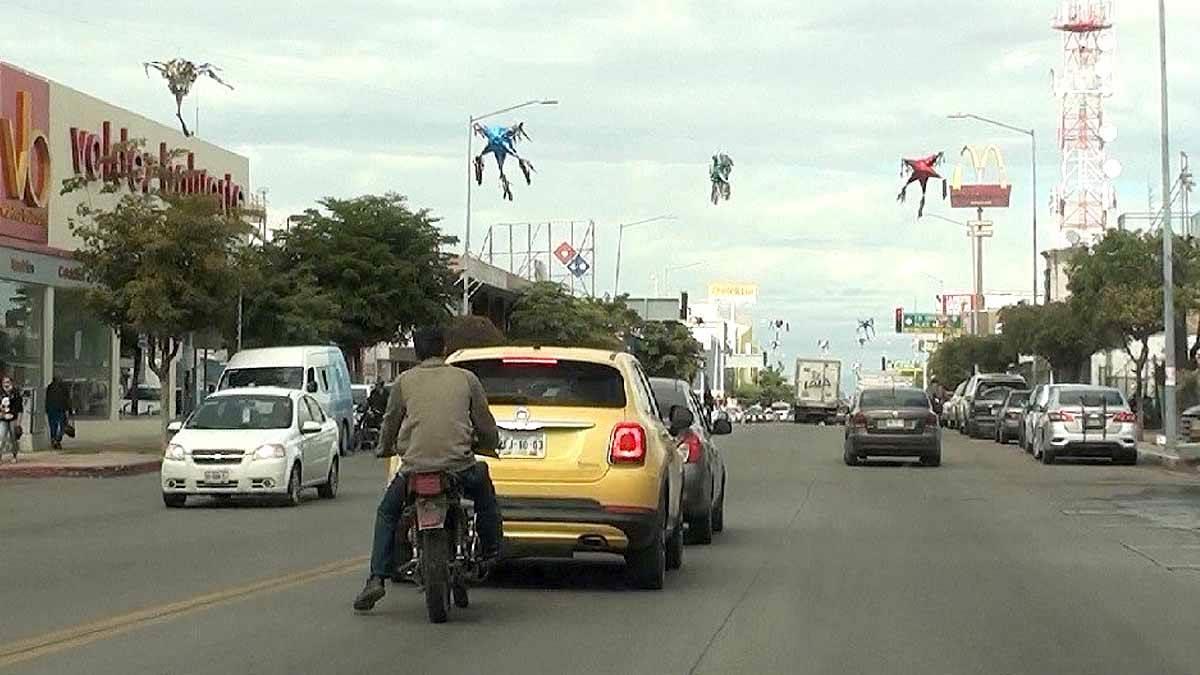 Adornan Navojoa con ¡piñatas!