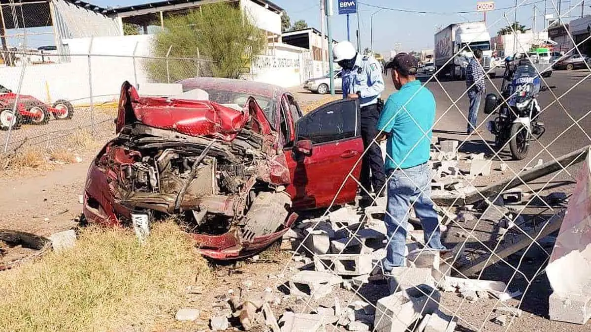 Se estrella carro con remolque cargado de block