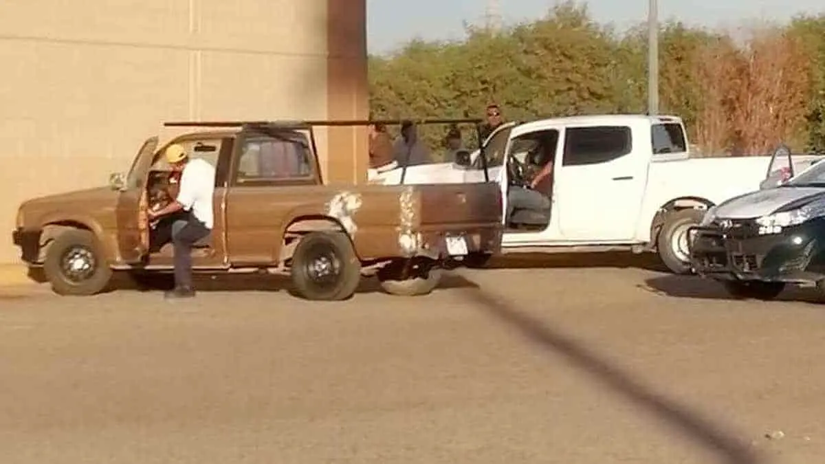 Ejecutan a uno en estacionamiento de supermercado en Urbi Villas del Rey