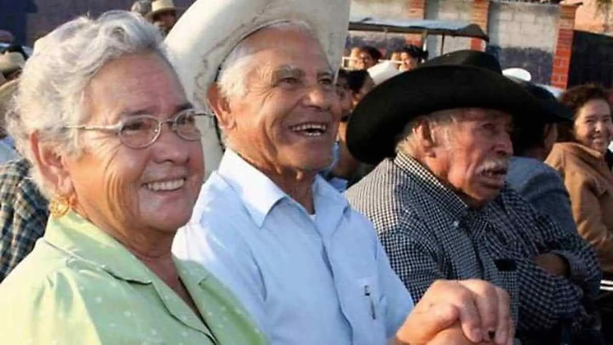 Avanza 48% entrega de apoyos para adultos mayores