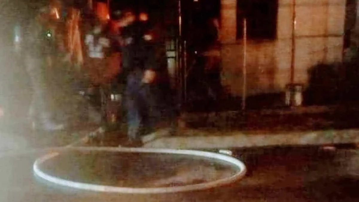 Bomberos desarman a manguerazos a un sujeto