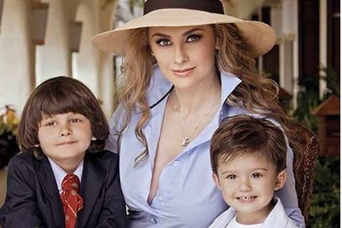 Aracely Arámbula presume a sus hijos