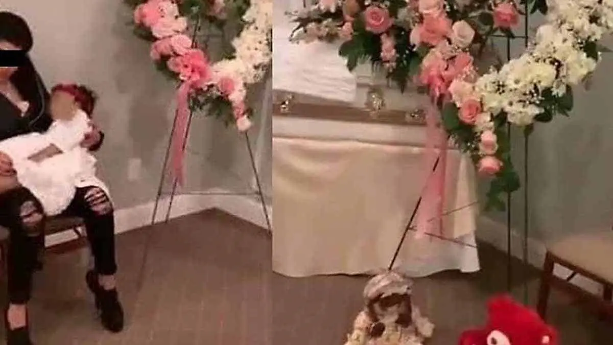 ¡Qué dolor! Madre acaricia el cadáver de su hija en su funeral