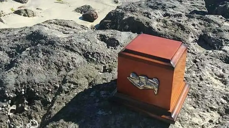 Reciben cenizas del pequeño Sebastiano y las llevan a la playa de Miramar