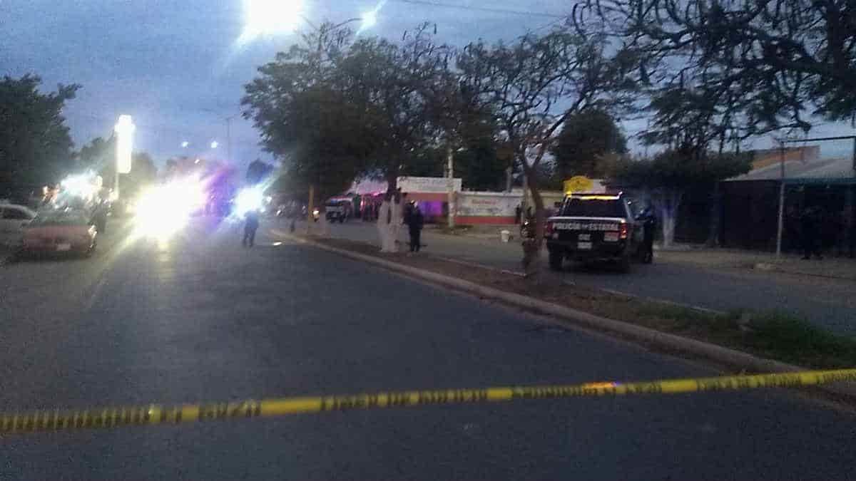 Acribillan a joven frente a la Villas del Sol