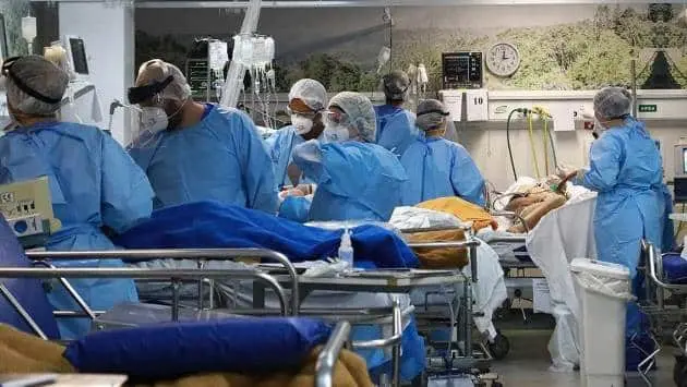 En 23 horas, Brasil reporta mil 127 muertes por Covid