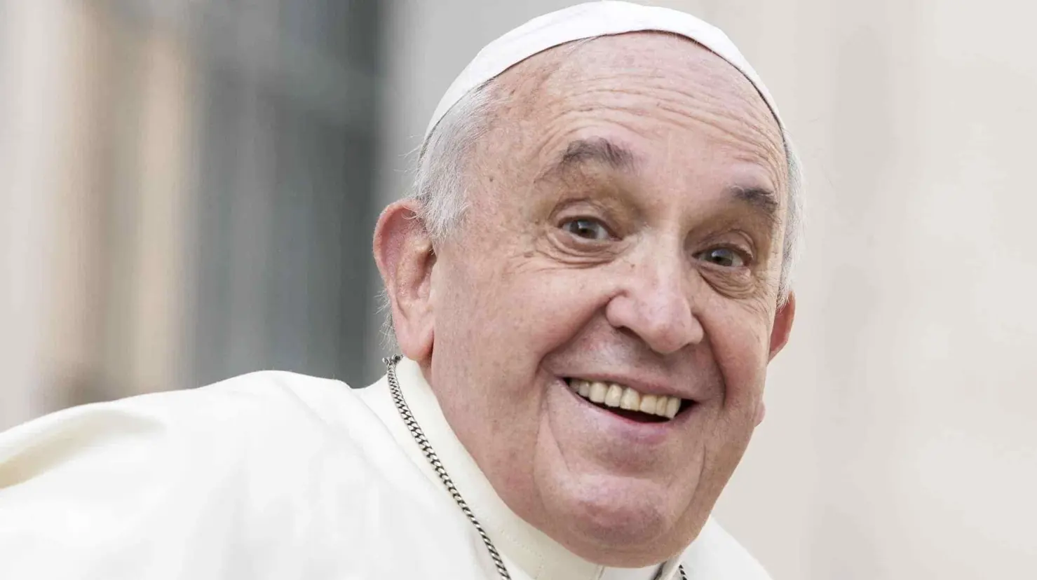 Papa Francisco les baja en un 10% el sueldo a cardenales del Vaticano