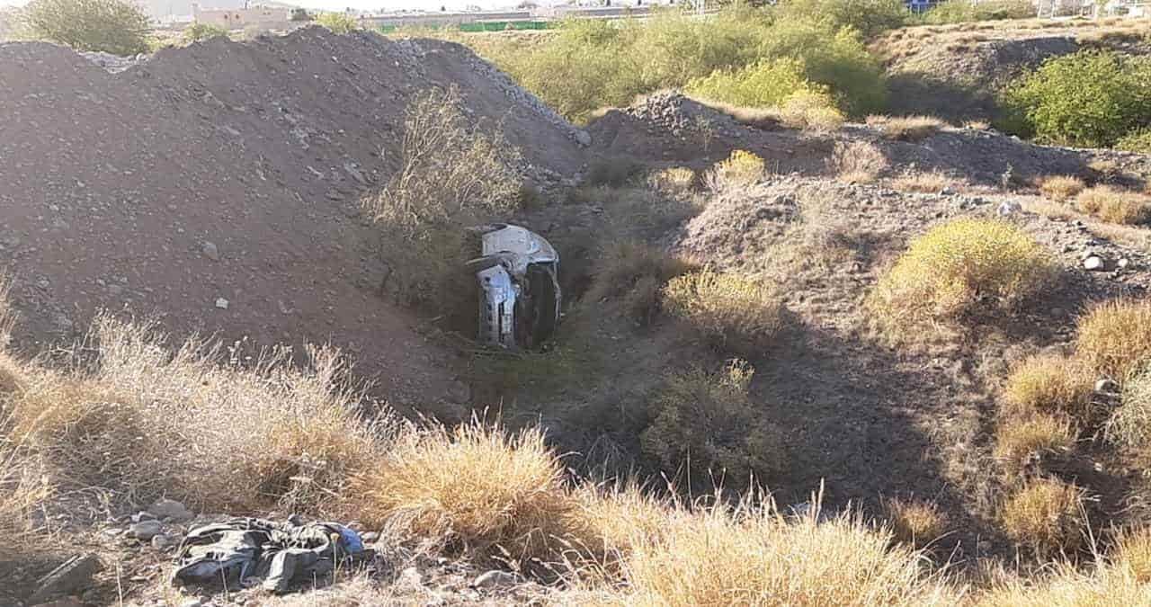 Pierde el control del vehículo y termina en  un barranco