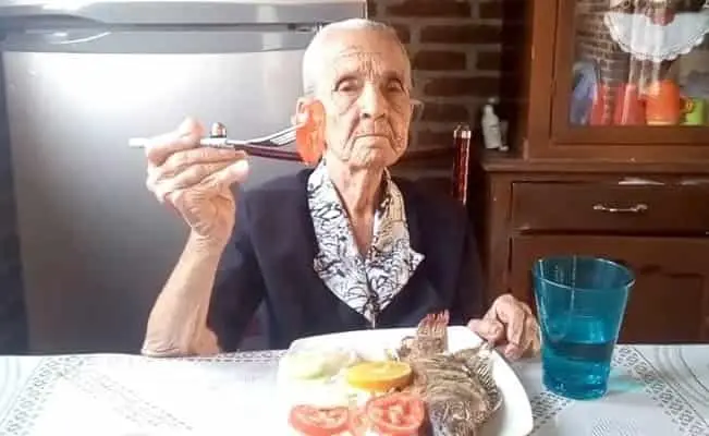 Video. Abuelita youtuber  pide que vean sus videos para sobrevivir
