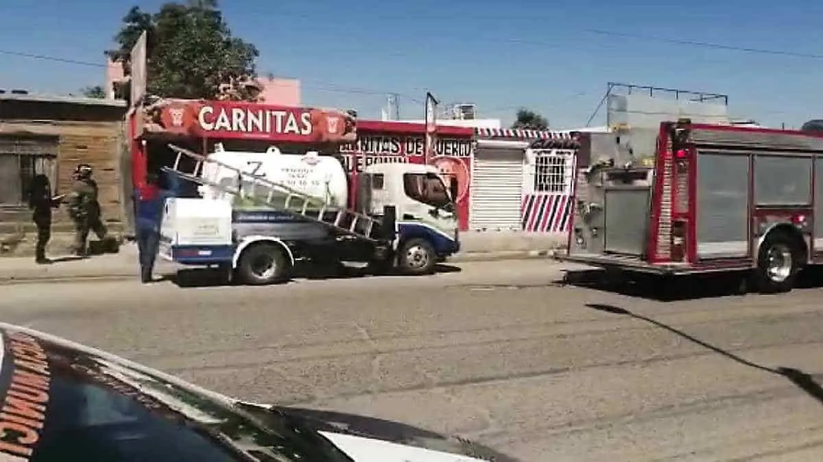 Tres heridos tras explosión de gas en negocio de carnitas