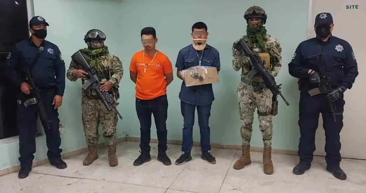 Detienen a dos asaltantes armados