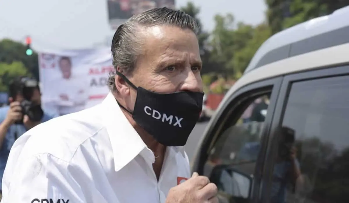 Video. Alfredo Adame complace peticiones de “mentadas de madre”