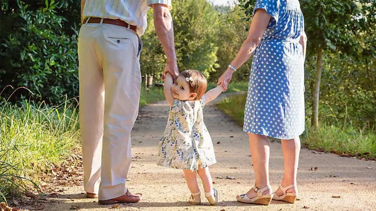 Prohíbe a los abuelos besar a su nieta y causa polémica