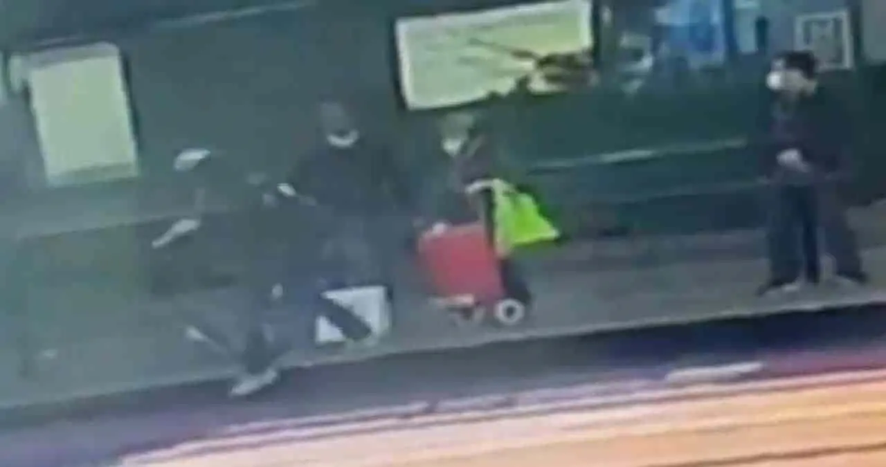 Impactante. Sujeto apuñala a dos ancianas en parada de autobús