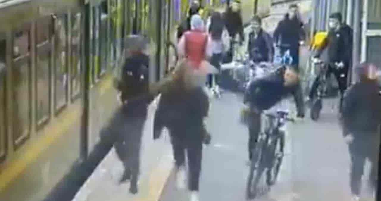 Impactante Video. Jóvenes provocan caída de fémina a las vías del metro