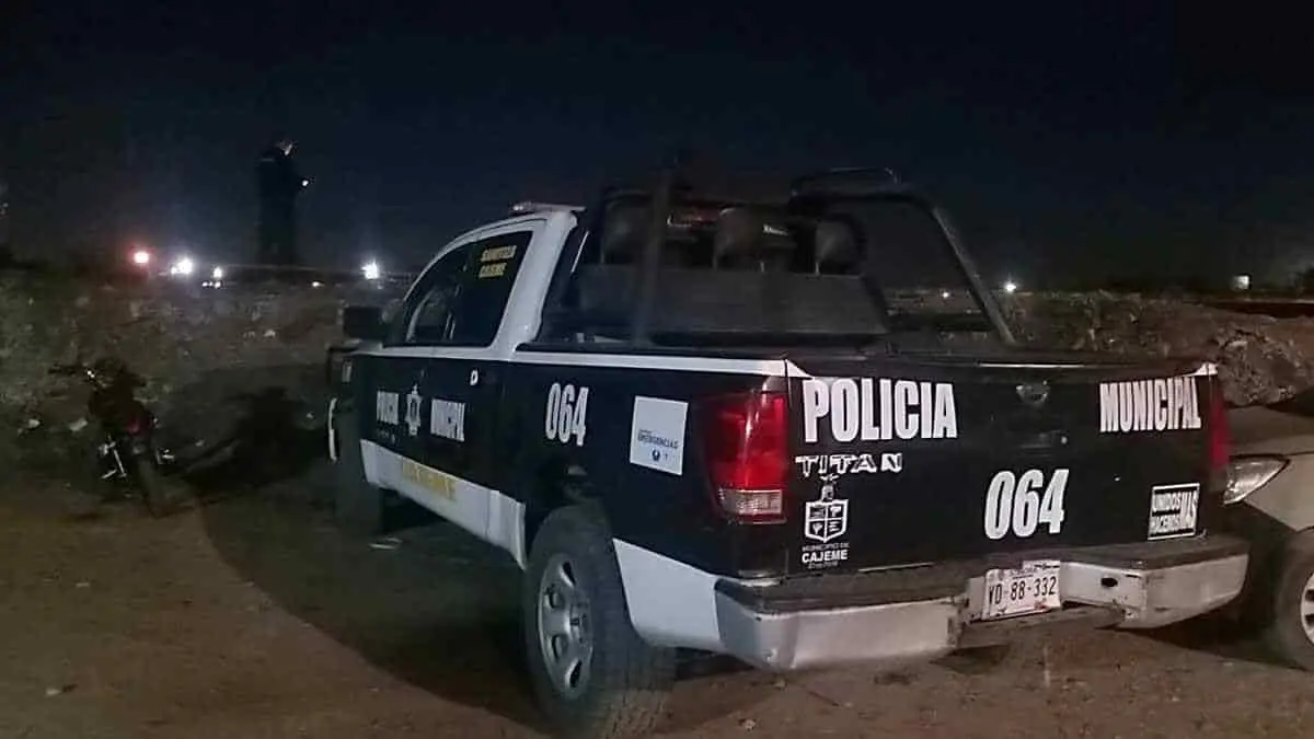 Hallan cuerpo semienterrado en baldío