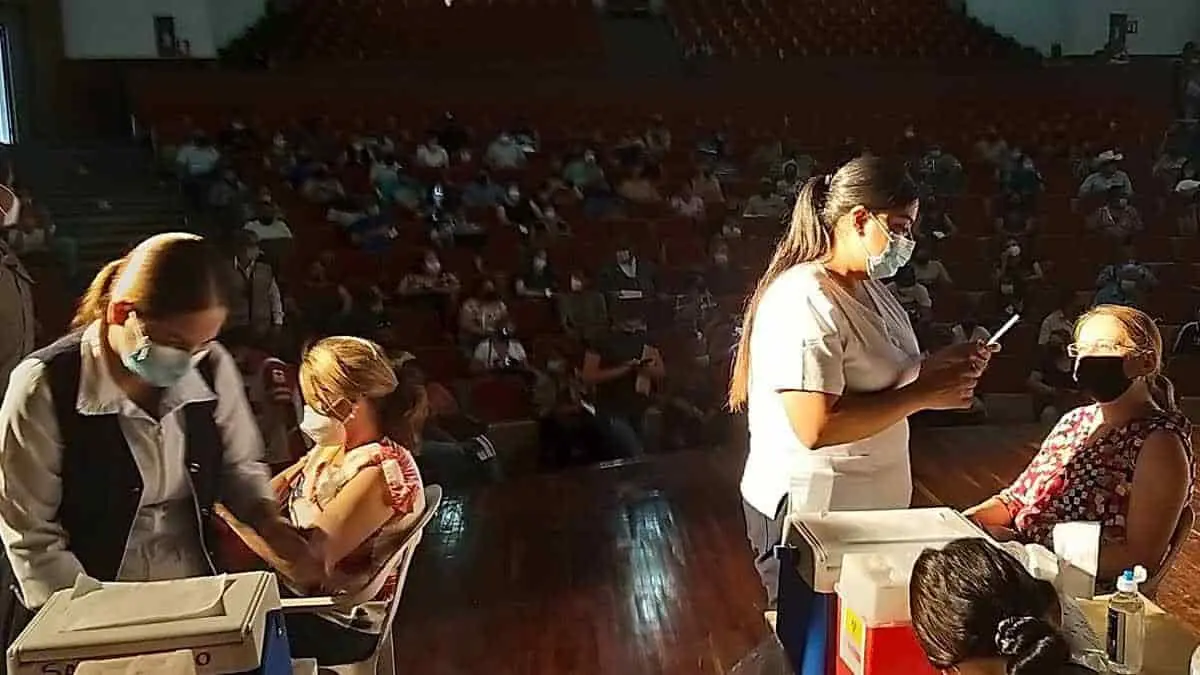 Vacunan a “los de 50”; las jornadas durarán hasta el domingo