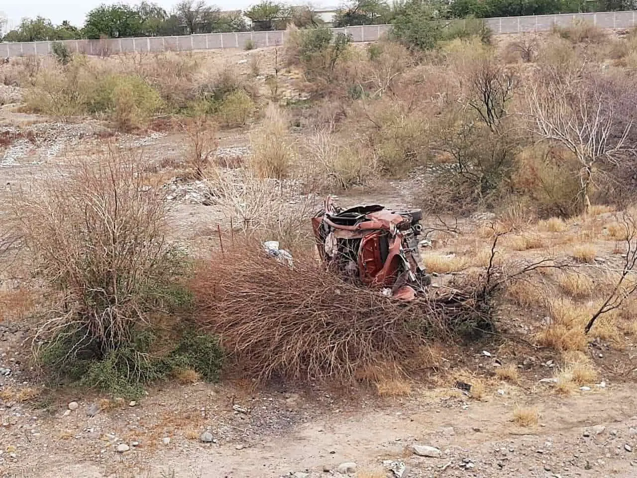 Vuelca vehículo por el bulevar paseo Río Sonora