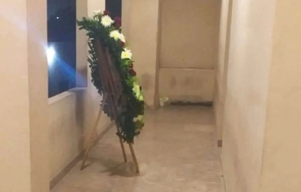 Dejan corona fúnebre en la Fiscalía en Ciudad Obregón