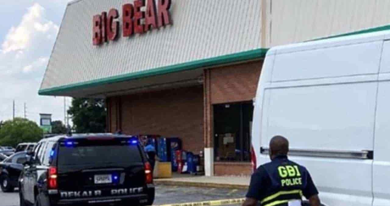 Asesina a cajera de supermercado y lesiona a tres clientes