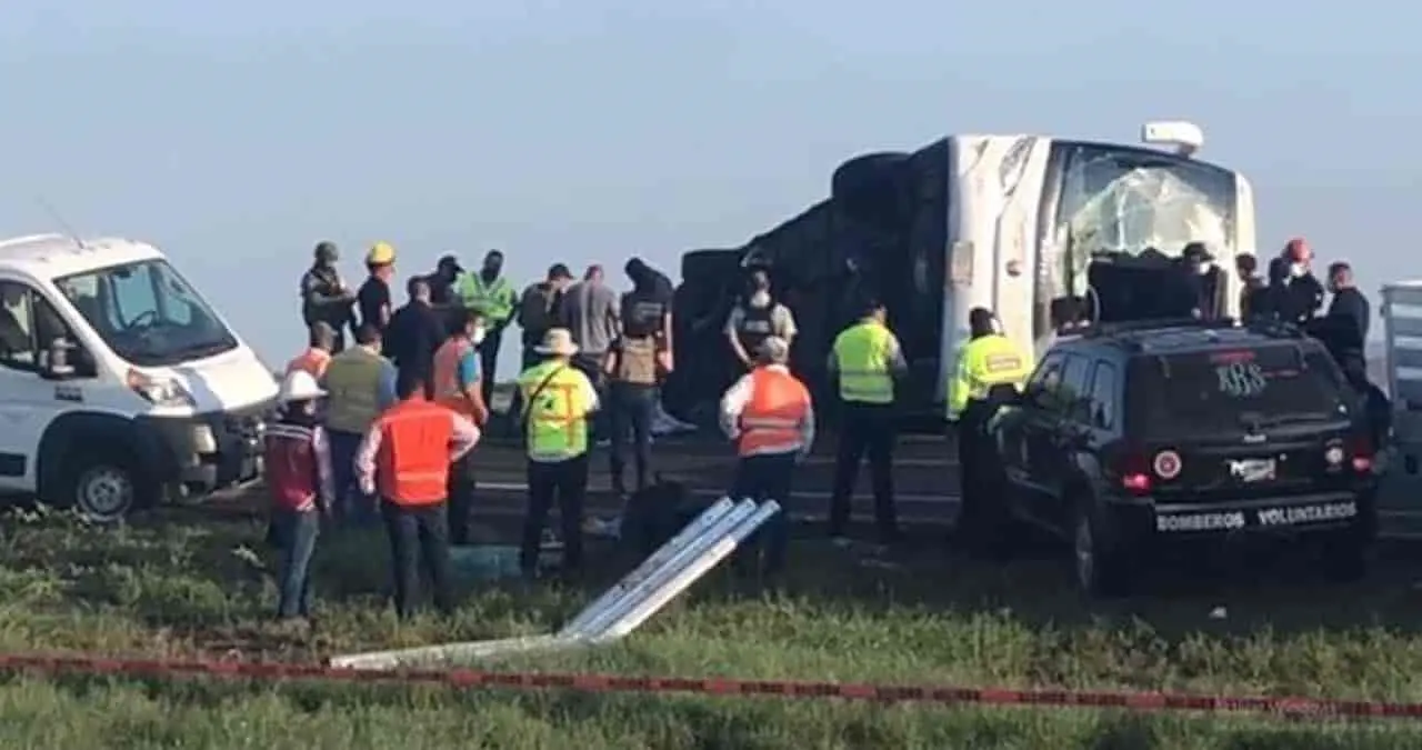 Vuelca autobús dejando 9 muertos y varios lesionados