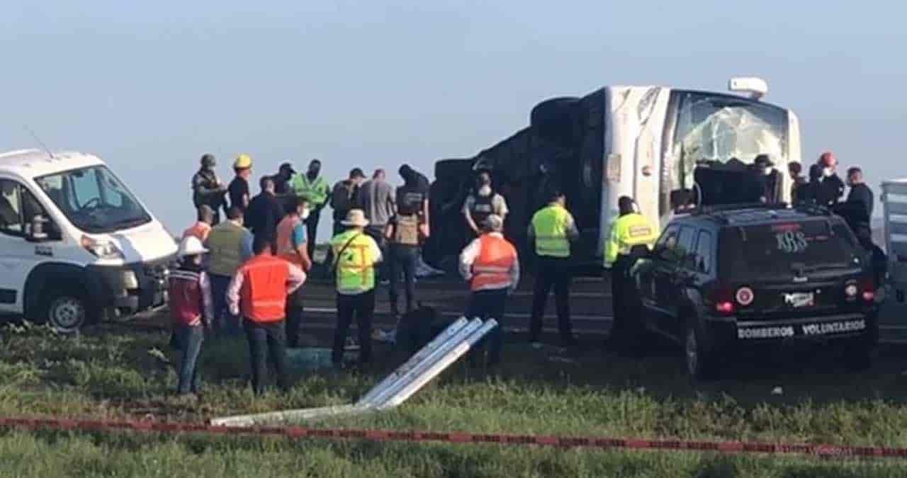 Vuelca autobús dejando 9 muertos y varios lesionados