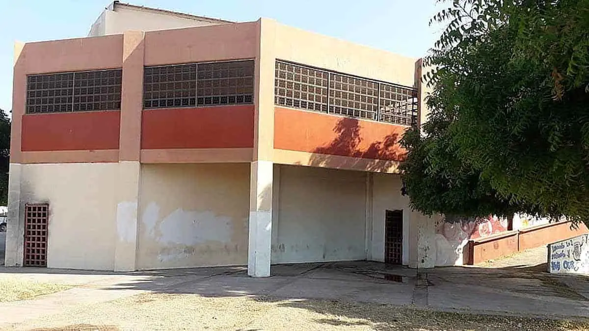 Incendio consume con archivos municipales