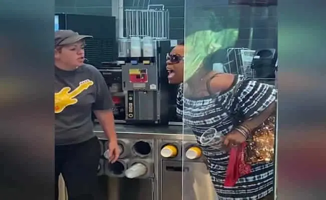 Fúrica mujer golpea a empleadas por equivocarse en el sabor de su raspado