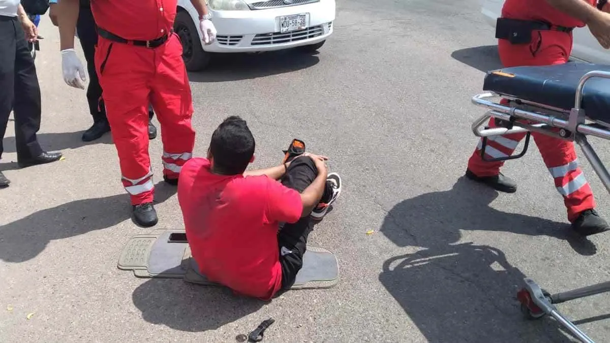 Choca motociclista con auto estacionado