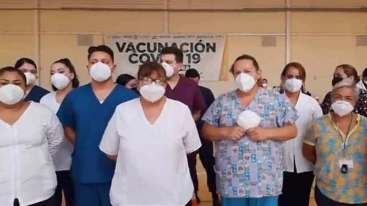 Trabajadores cierran centro de vacunación covid por mala alimentación