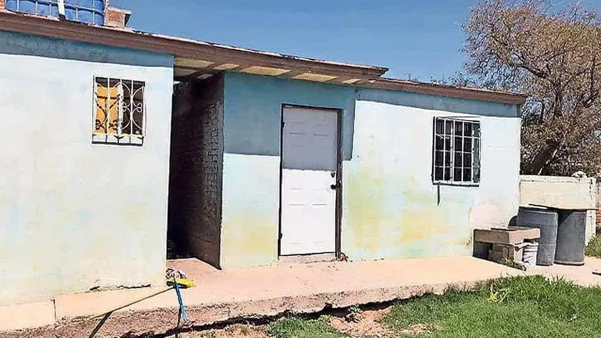 Mata a su esposa de un balazo delante de sus hijos y huye