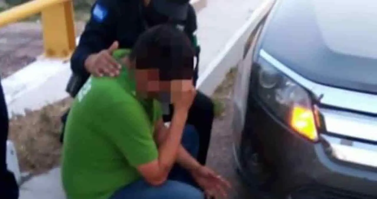 Policías rescatan a hombre suicida