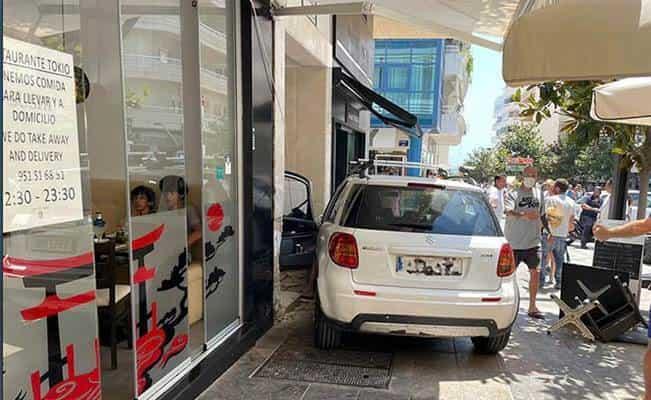 VIDEO: Conductor atropella a varias personas mientras tomaban café