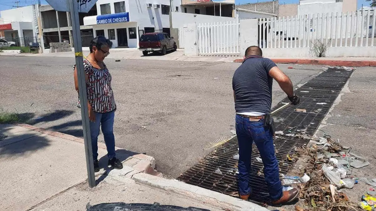 Ciudadanos limpian alcantarillas llenas de basura