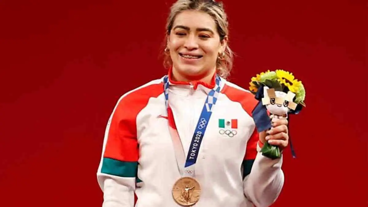 Aremi Fuentes levanta la tercera medalla para México