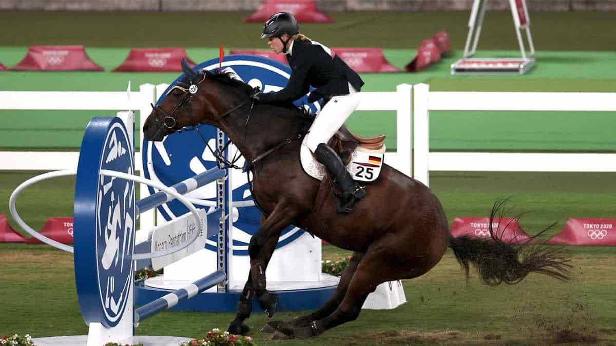 Expulsan a entrenadora por golpear un caballo